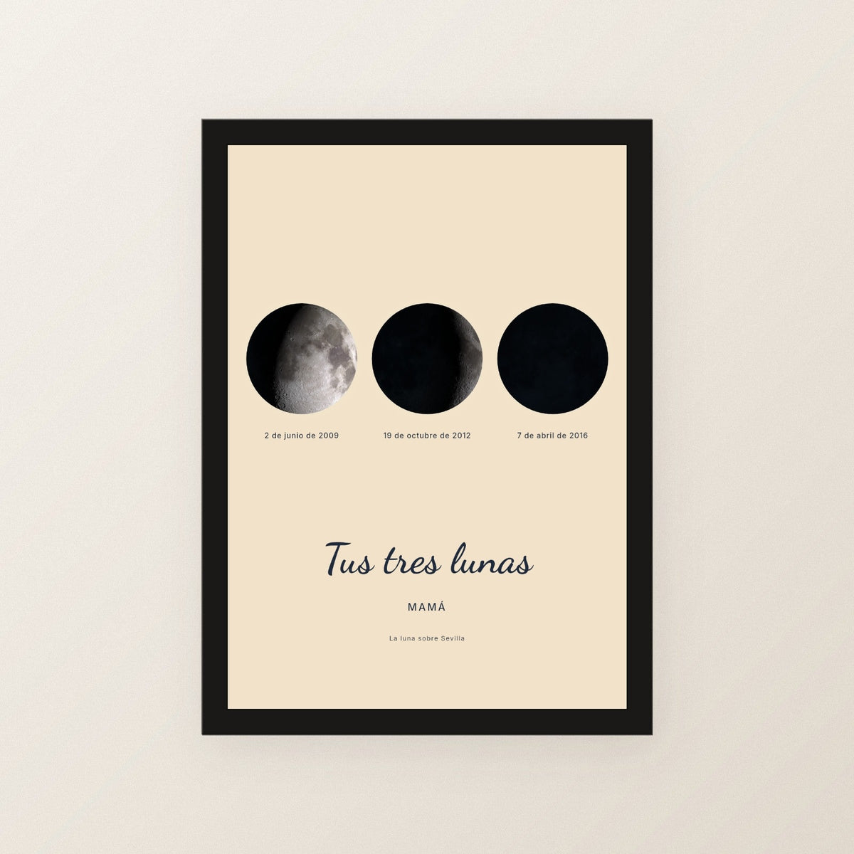 Cuadro fase lunar personalizado Día de la Madre con marco negro, foto de estudio sobre fondo neutro