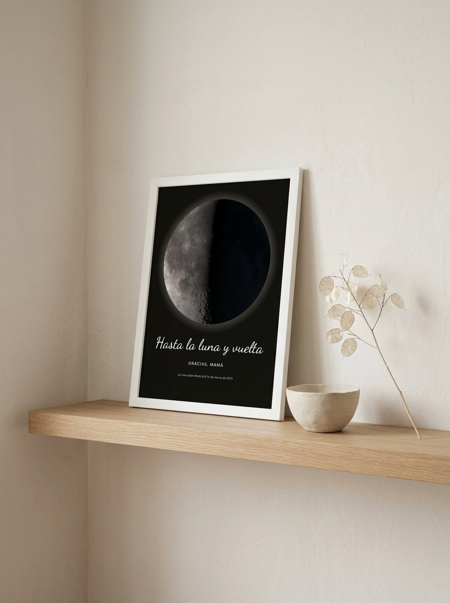 Cuadro fase lunar personalizado Día de la Madre apoyado en una balda de roble junto a una rama seca