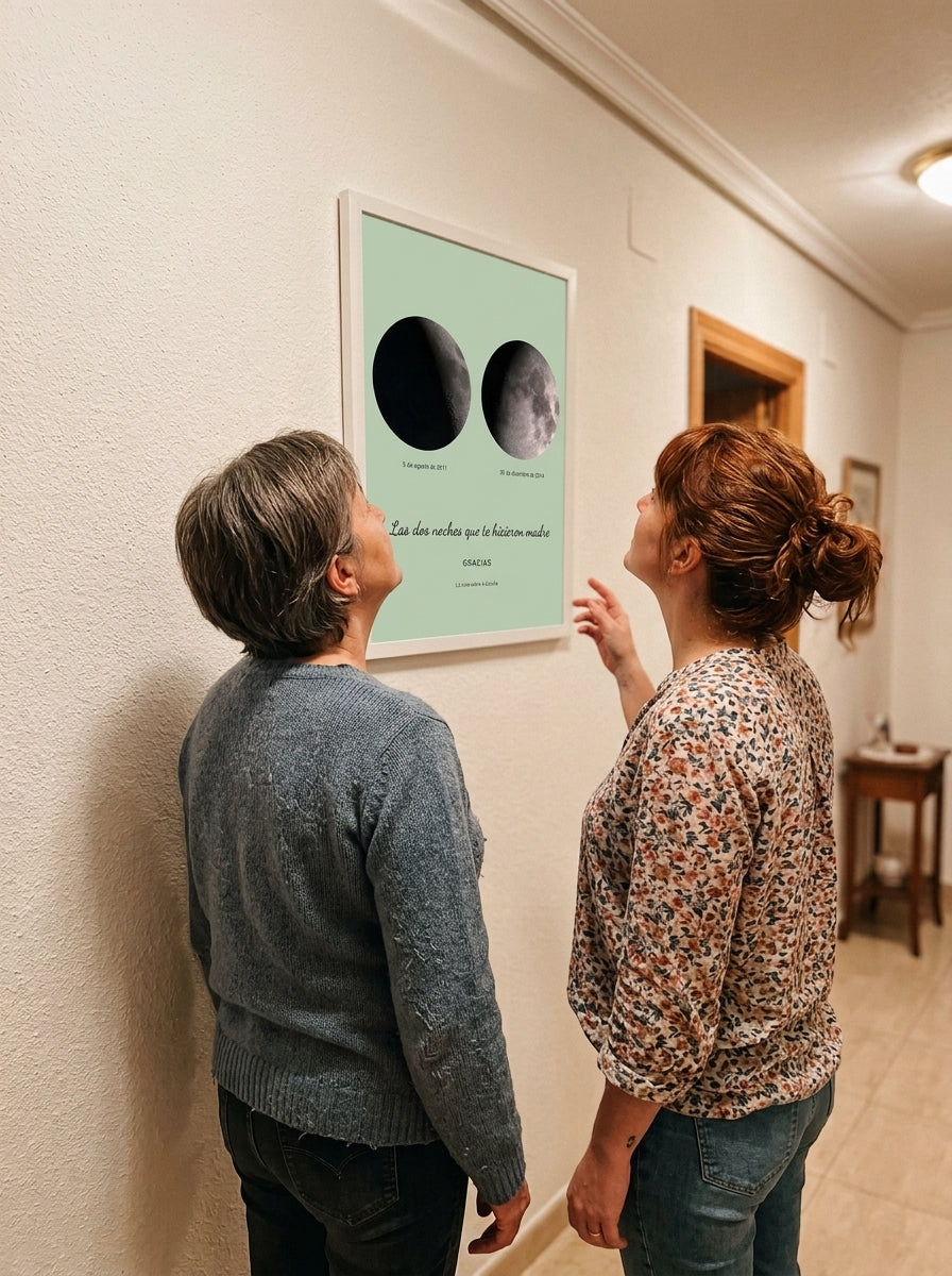 Madre e hija mirando el cuadro fase lunar personalizado Día de la Madre recién colgado