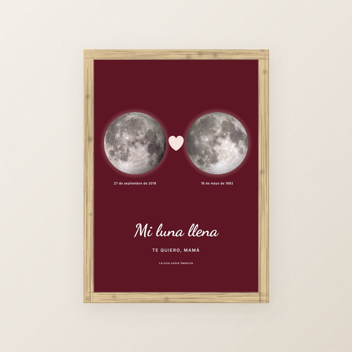 Abriendo el regalo del cuadro fase lunar personalizado Día de la Madre en una comida familiar