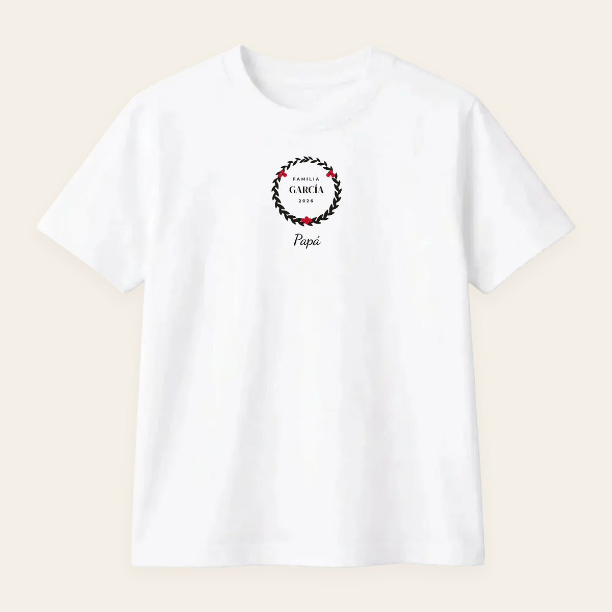 Camiseta blanca personalizada con «FAMILIA GARCÍA · 2026» dentro de una corona de hojas y «Papá» a mano, estampado en el pecho