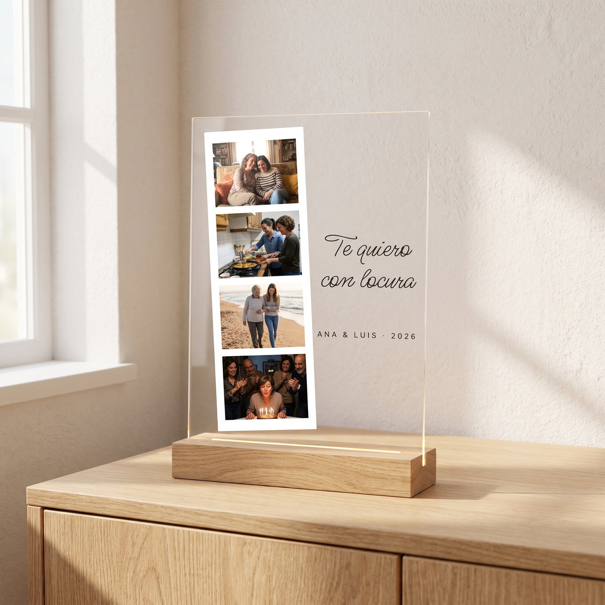 Placa de metacrilato personalizada fotomatón sobre un aparador de roble en una habitación luminosa, con su base de madera con luz