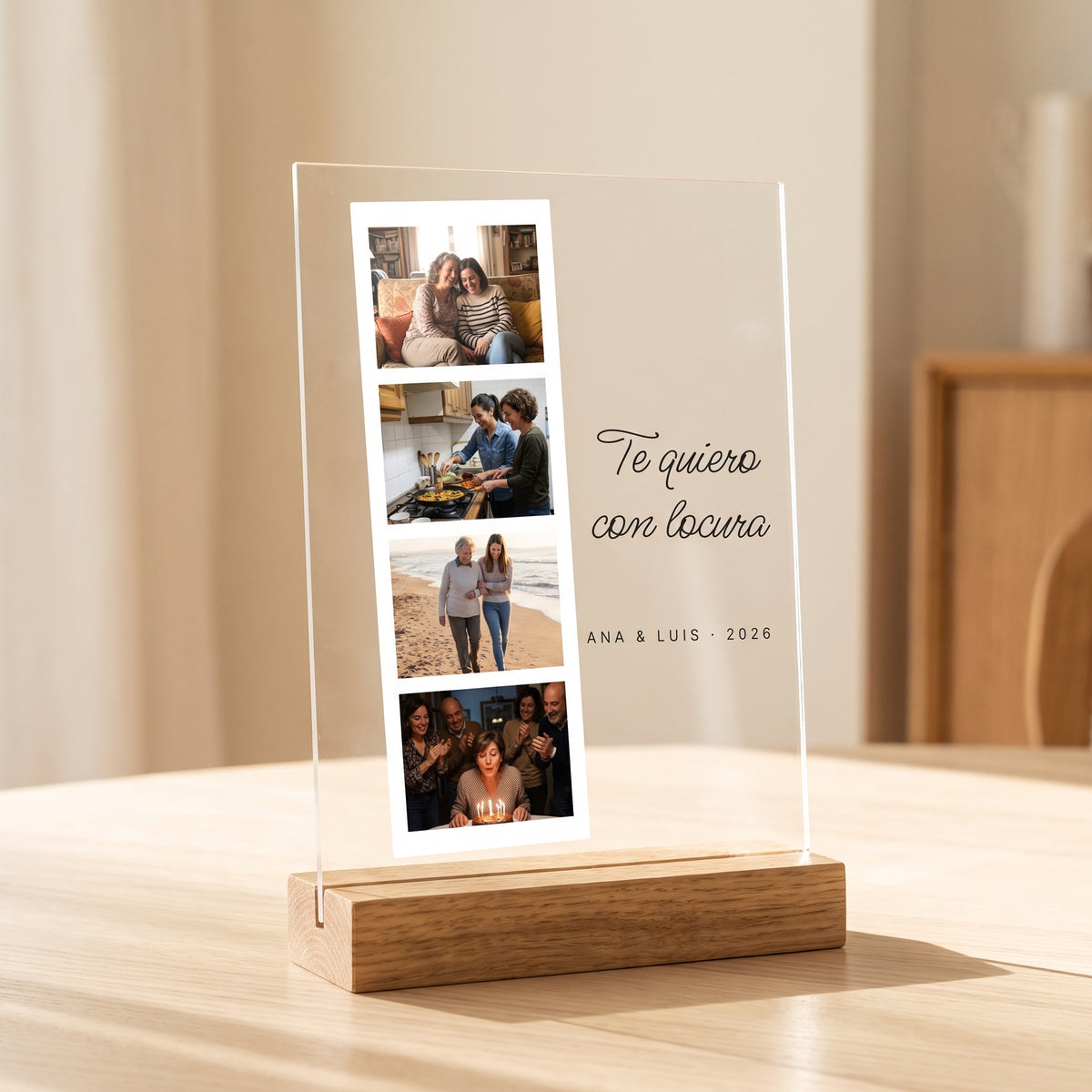 Placa de metacrilato personalizada fotomatón encajada en su base de roble, con la luz apagada