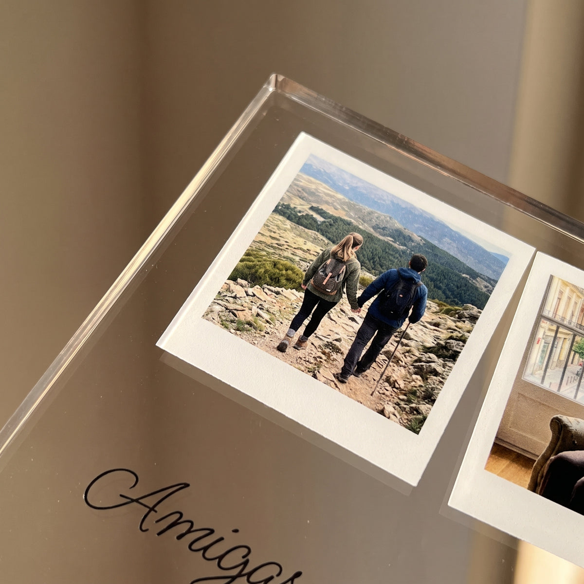 Detalle del canto pulido y de la impresión UV de la placa de metacrilato personalizada fotomatón
