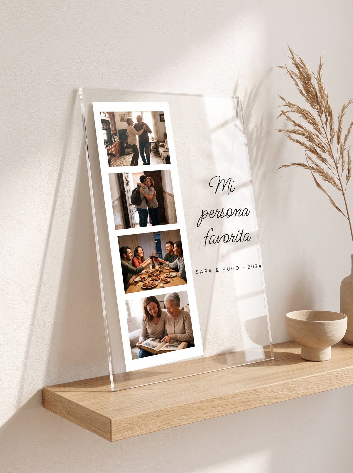 Placa de metacrilato personalizada fotomatón apoyada en una balda de roble junto a un cuenco de cerámica y una rama seca