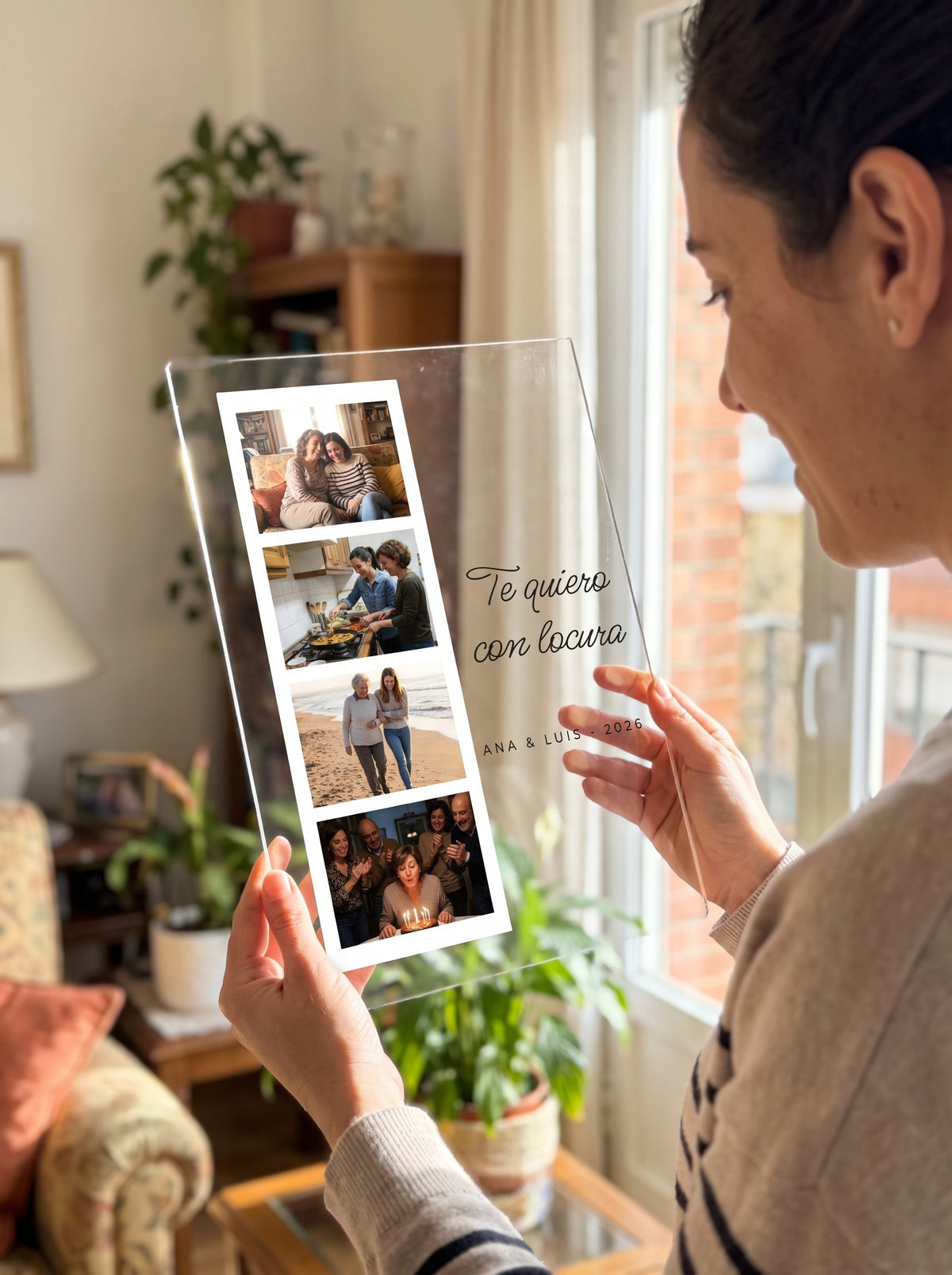 Sosteniendo la placa de metacrilato personalizada fotomatón a contraluz junto a una ventana