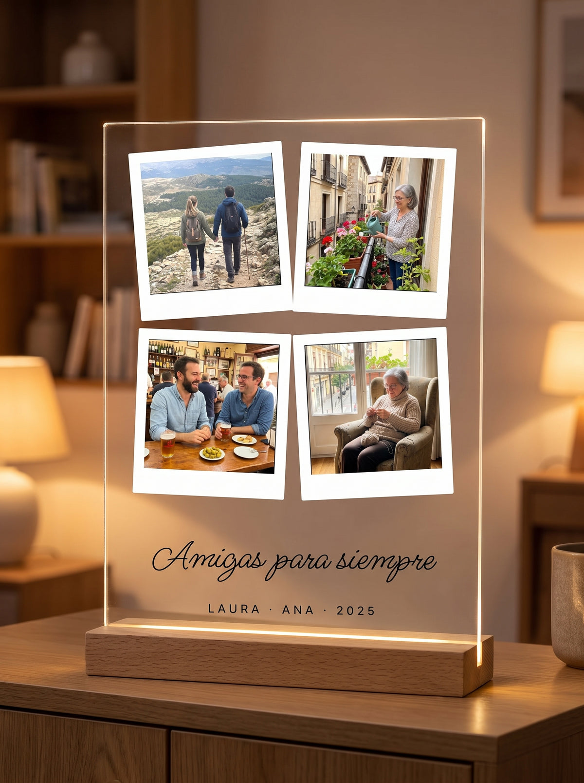 Placa de metacrilato personalizada fotomatón encendida sobre su base de roble con luz LED, en un salón al atardecer