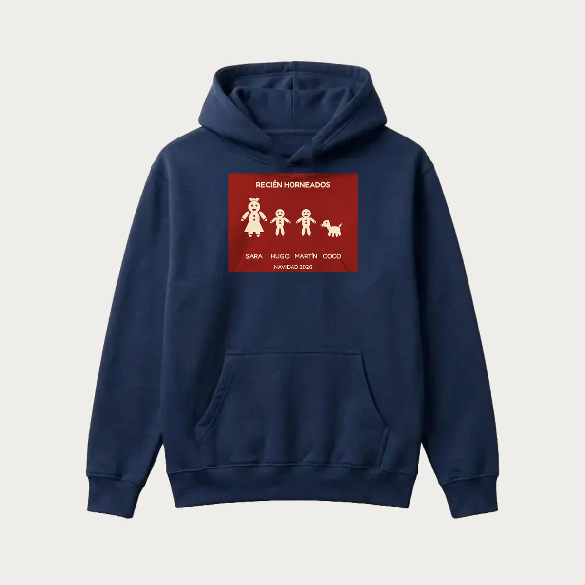 Sudadera con capucha azul marina de Navidad con la bandeja de galletas de jengibre sobre fondo rojo