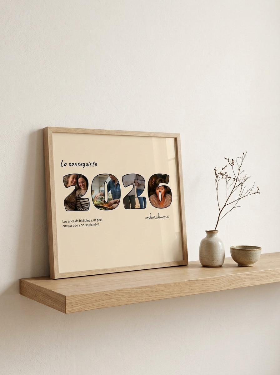 Cuadro letras con fotos personalizado de graduación apoyado en una balda de roble junto a una rama seca