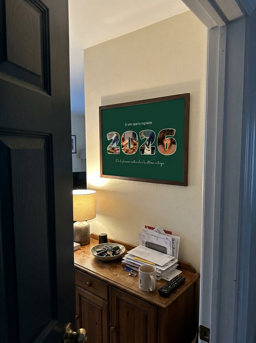 El cuadro letras con fotos personalizado de graduación visto desde la puerta del salón