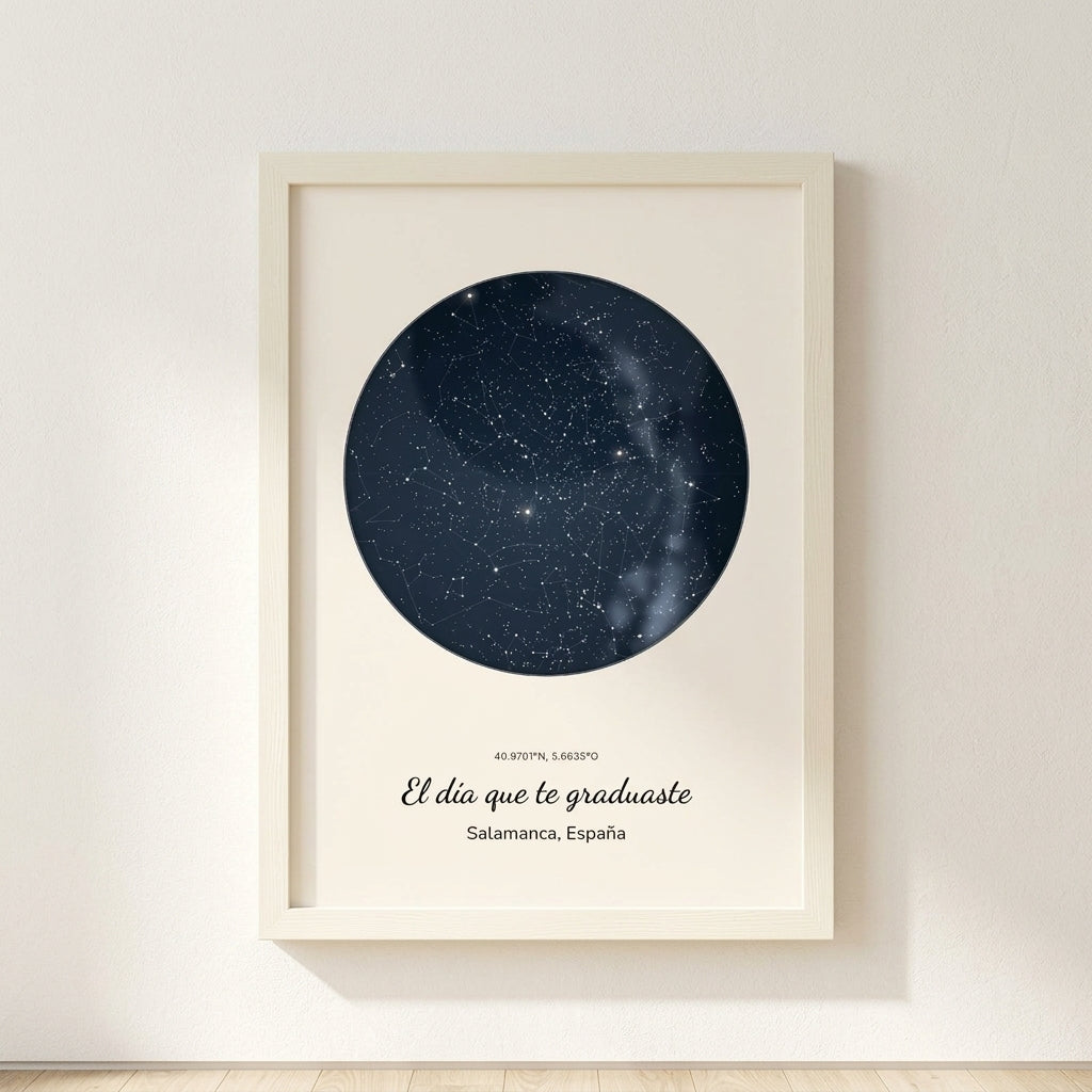 Cuadro mapa estelar personalizado de graduación con el cielo del día de la ceremonia, colgado en una pared clara