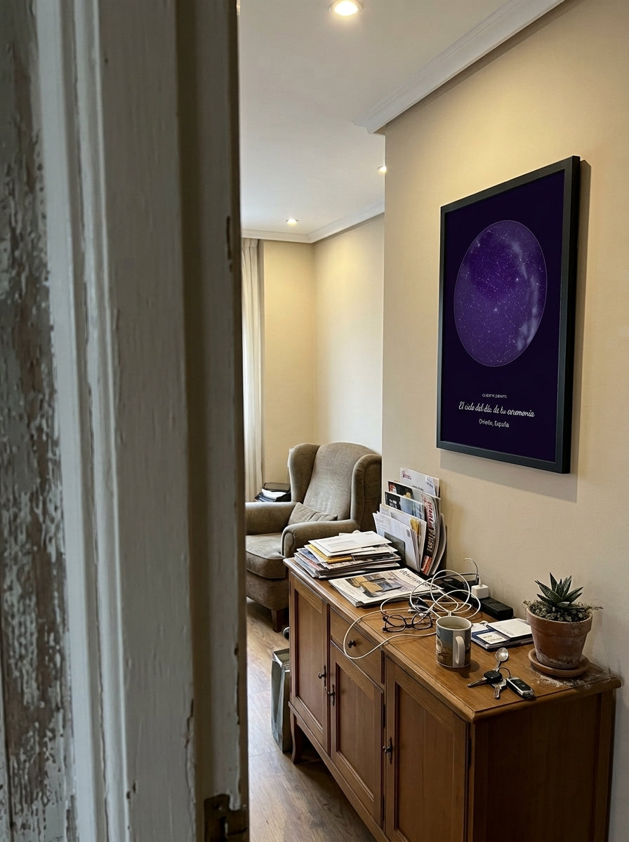 El cuadro mapa estelar personalizado de graduación visto desde la puerta del salón