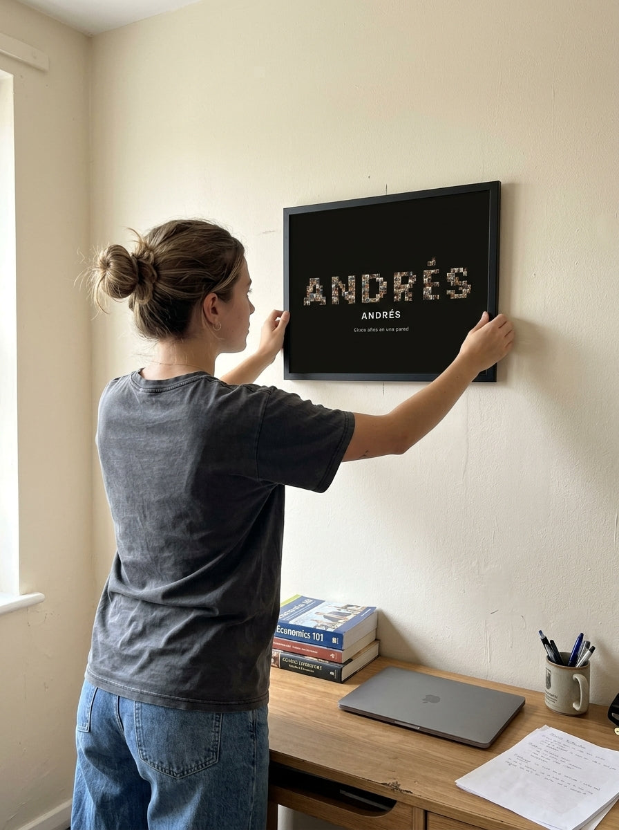 Colgando el cuadro nombre con fotos personalizado de graduación en la pared de casa