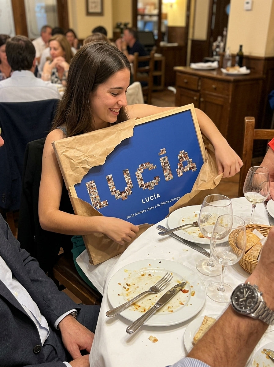 Abriendo el regalo del cuadro nombre con fotos personalizado de graduación en una comida familiar