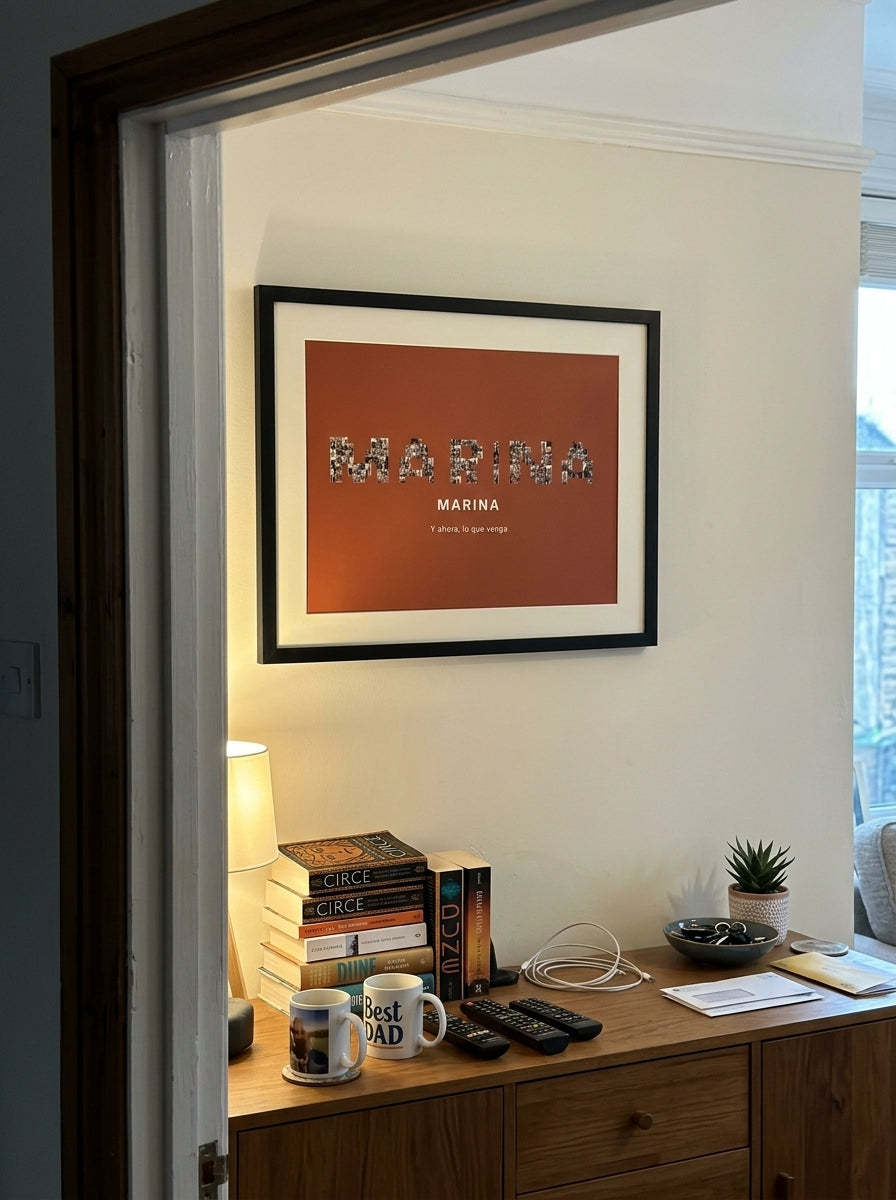 El cuadro nombre con fotos personalizado de graduación visto desde la puerta del salón