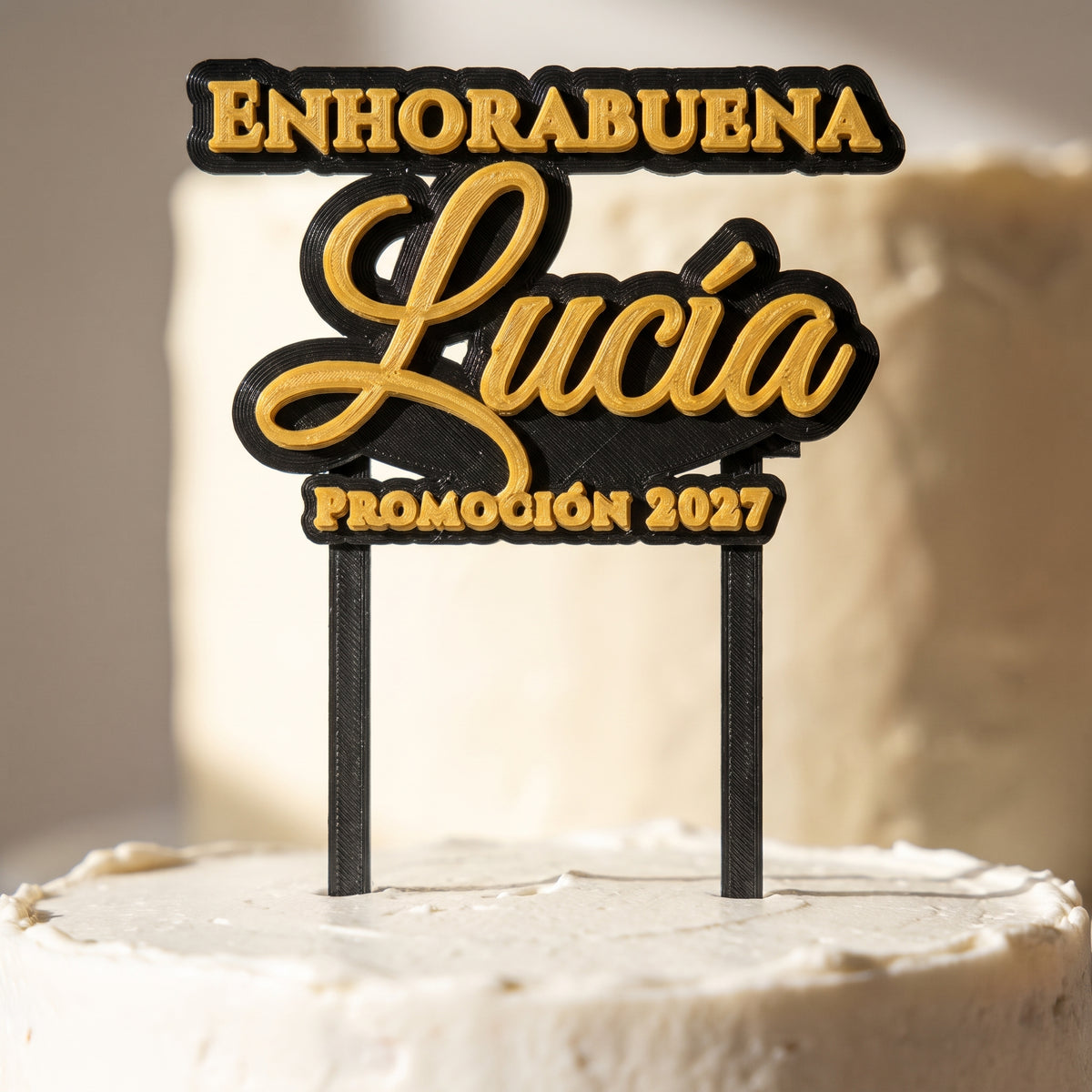 Detalle de las capas del cake topper de graduación personalizado impreso en 3D