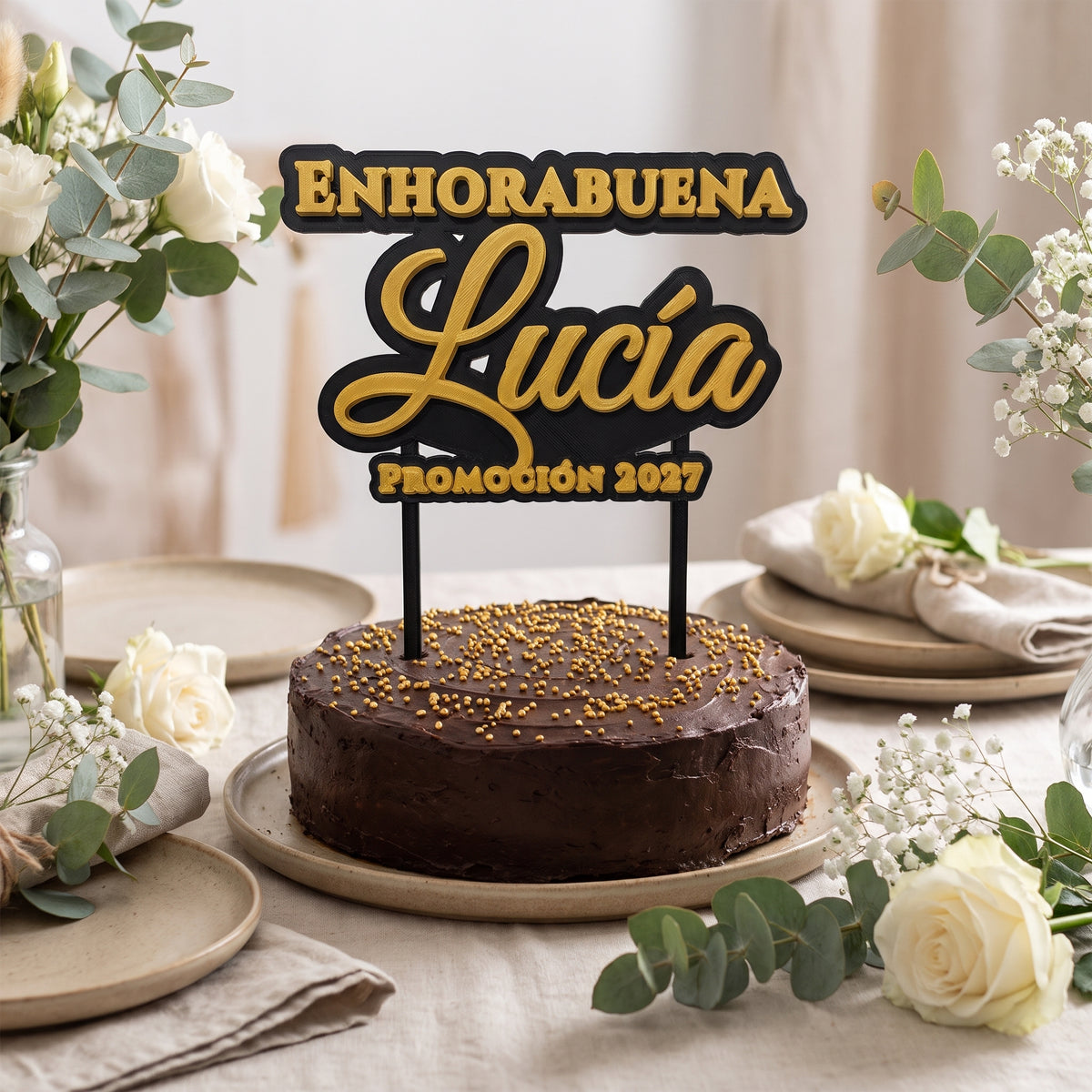Mesa de celebración con la tarta y el cake topper de graduación personalizado