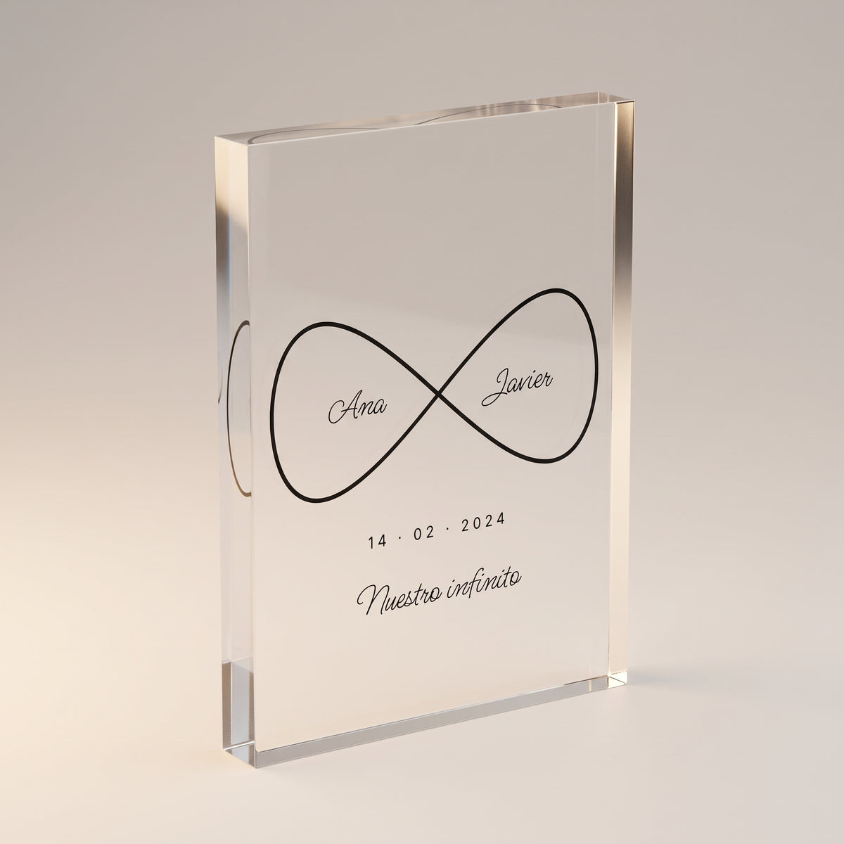 Versión en bloque macizo de 2 cm de la placa de metacrilato personalizada infinito con nombres, girada para ver el canto pulido