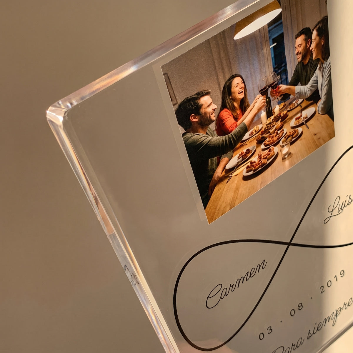 Detalle del canto pulido y de la impresión UV de la placa de metacrilato personalizada infinito con nombres