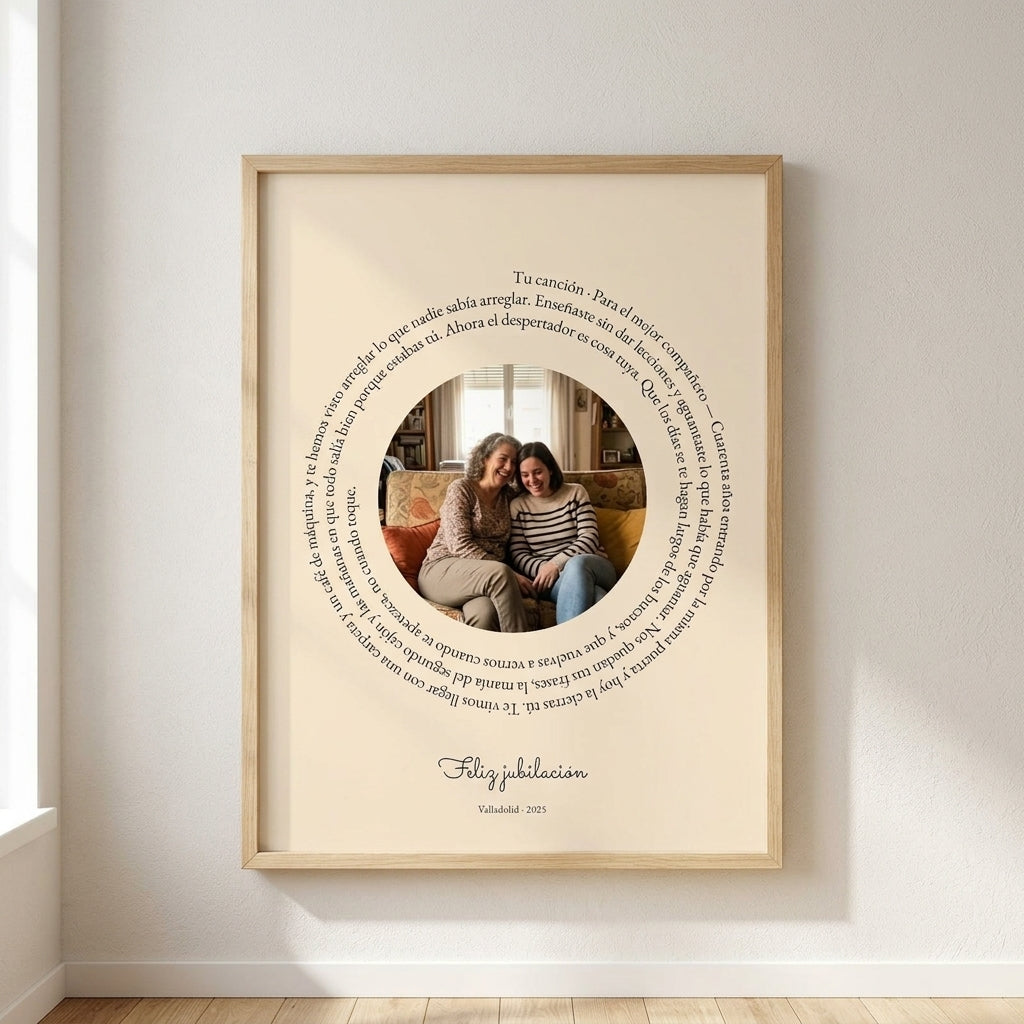 Cuadro canción personalizado de jubilación con la letra en espiral alrededor de su foto, colgado en una pared clara