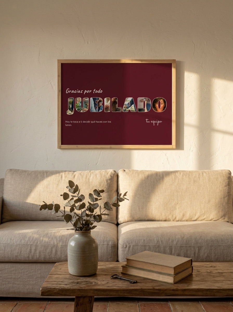 Cuadro letras con fotos personalizado de jubilación colgado sobre un sofá de lino en un salón cálido