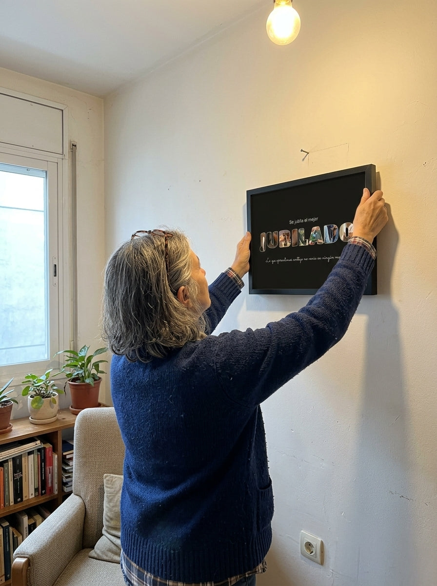Colgando el cuadro letras con fotos personalizado de jubilación en la pared de casa