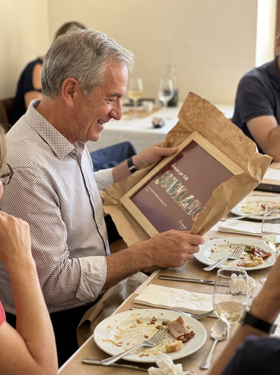 Abriendo el regalo del cuadro letras con fotos personalizado de jubilación en una comida familiar