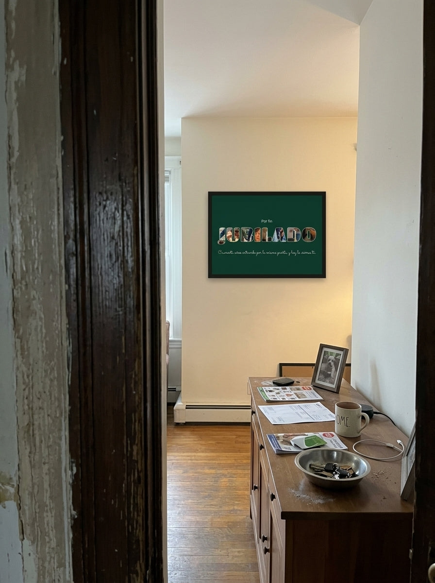 El cuadro letras con fotos personalizado de jubilación visto desde la puerta del salón