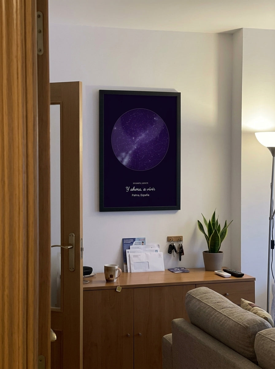 El cuadro mapa estelar personalizado de jubilación visto desde la puerta del salón