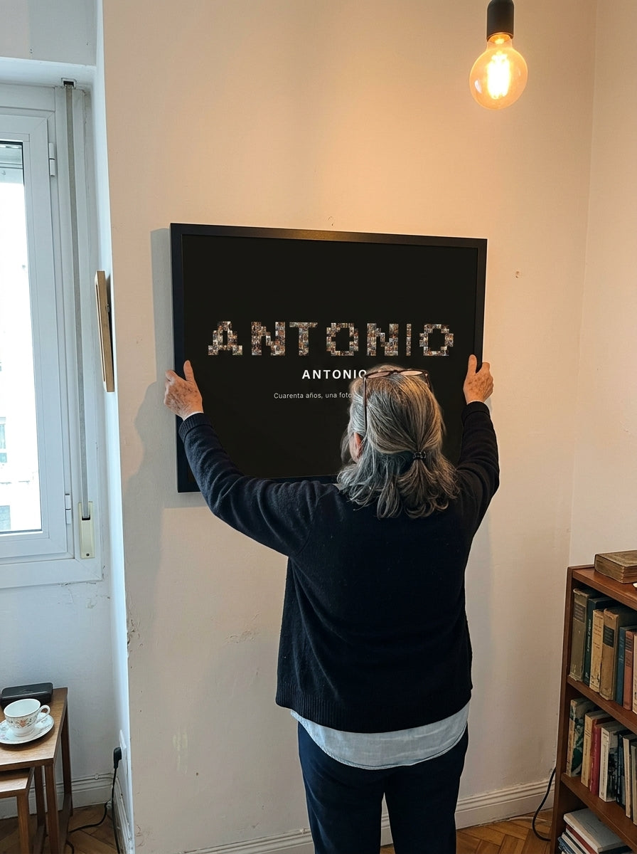 Colgando el cuadro nombre con fotos personalizado de jubilación en la pared de casa