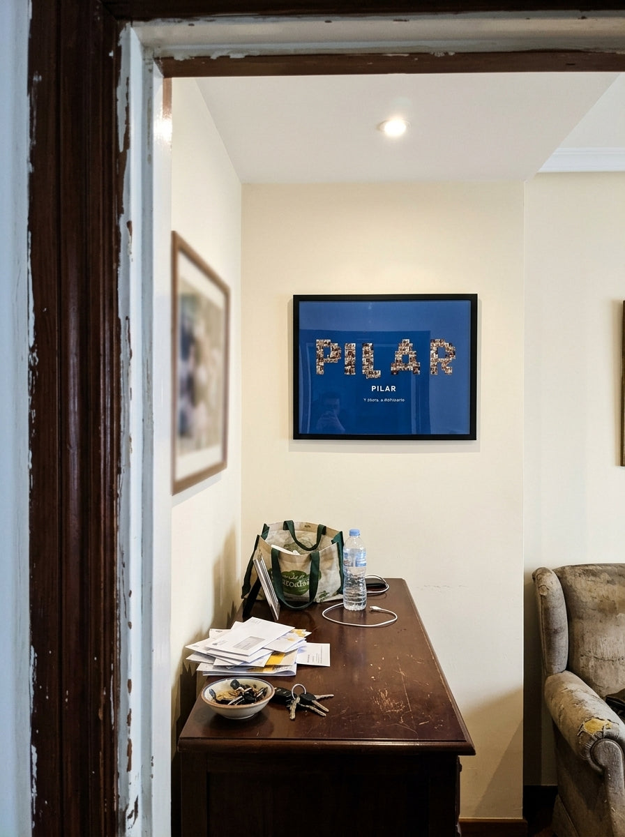 El cuadro nombre con fotos personalizado de jubilación visto desde la puerta del salón