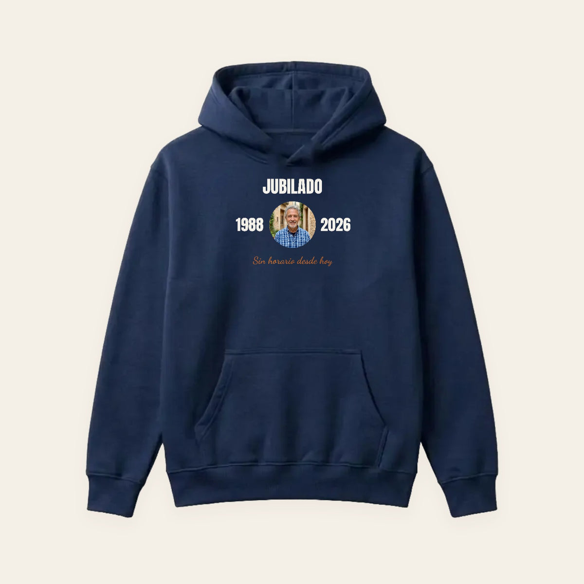 Sudadera con capucha azul marino «Jubilado» con foto entre los años de inicio y fin