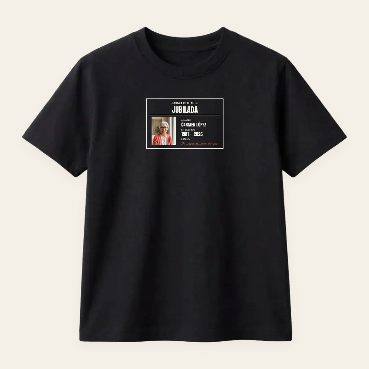 Camiseta negra con el carnet oficial de jubilada personalizado