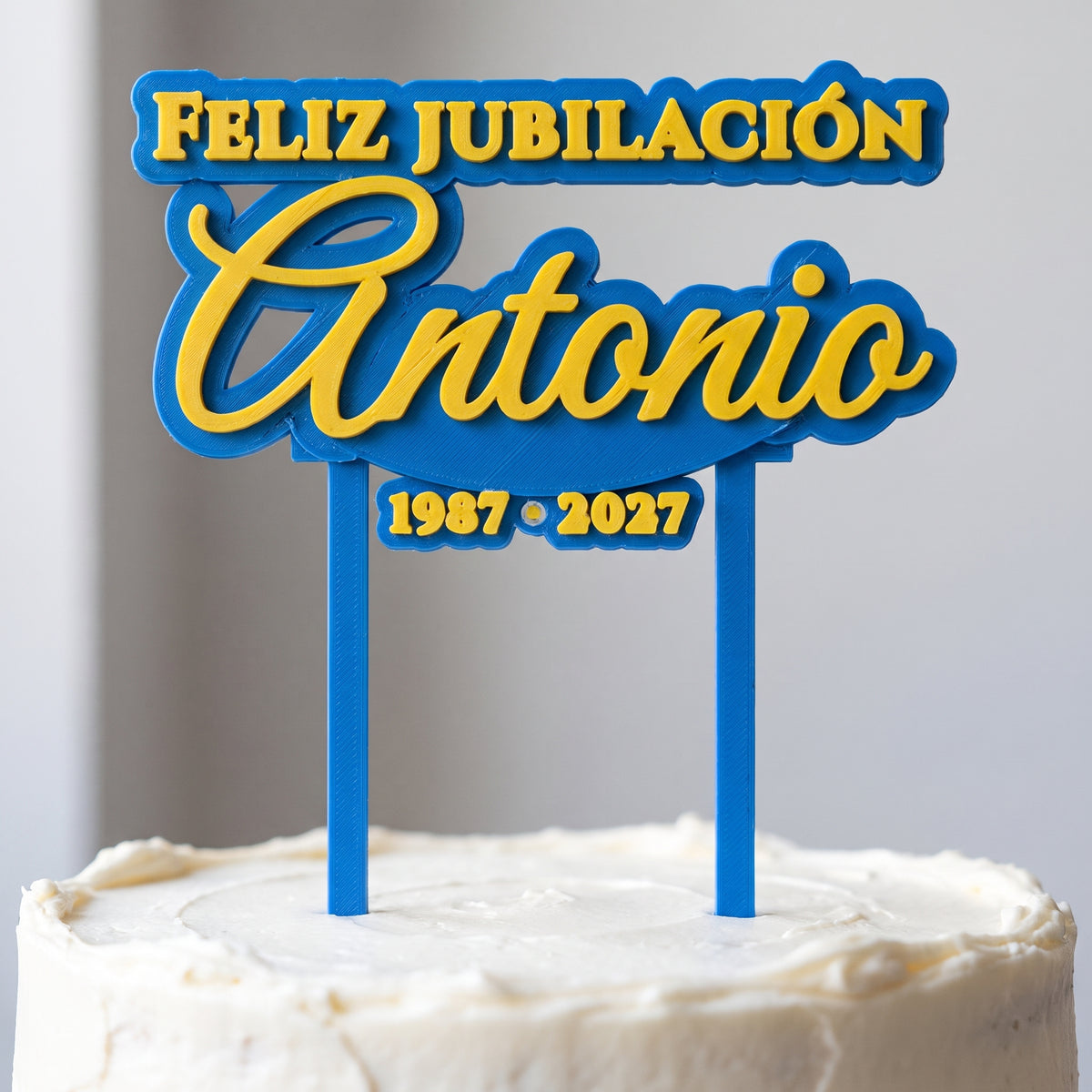 Detalle de las capas del cake topper de jubilación personalizado impreso en 3D
