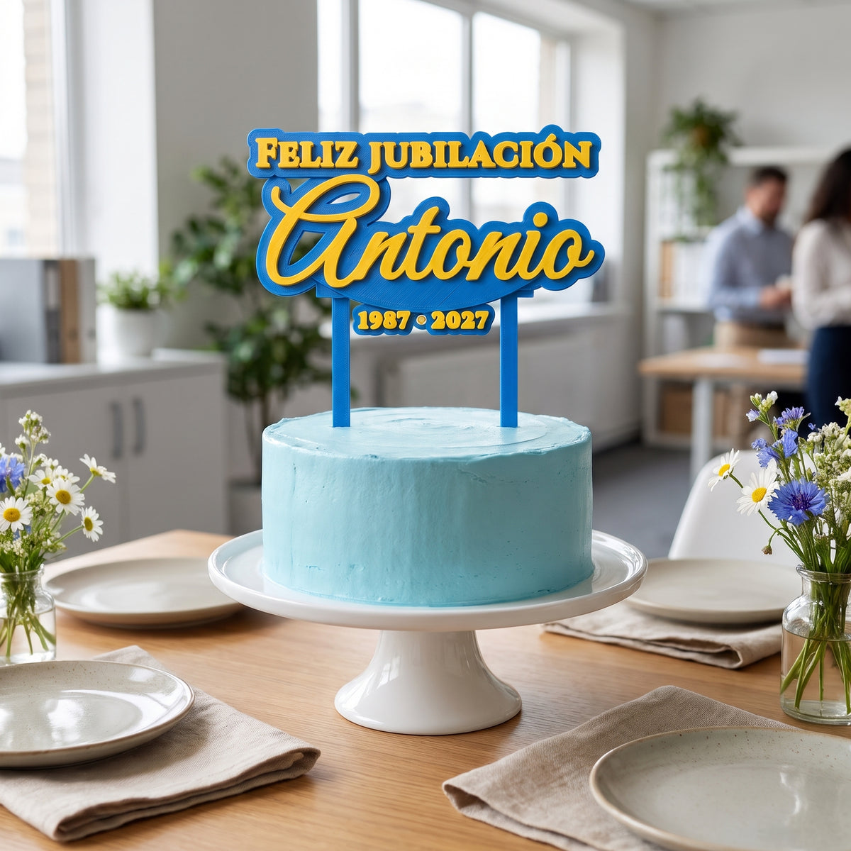 Mesa de celebración con la tarta y el cake topper de jubilación personalizado