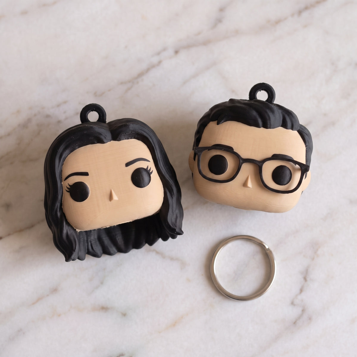 Dos llaveros con la cabeza de una pareja, un regalo para los dos