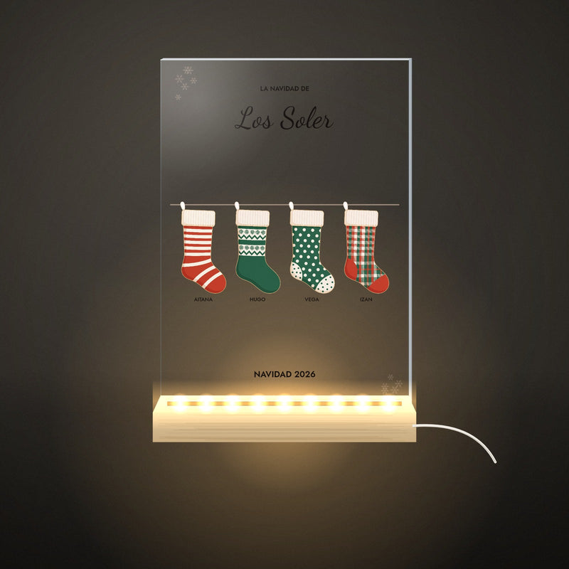 Lámpara personalizada de Navidad en metacrilato con base de luz, con una media por cada miembro de la familia