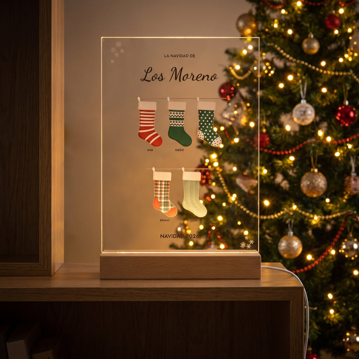 Lámpara de Navidad personalizada encendida en una estantería del salón