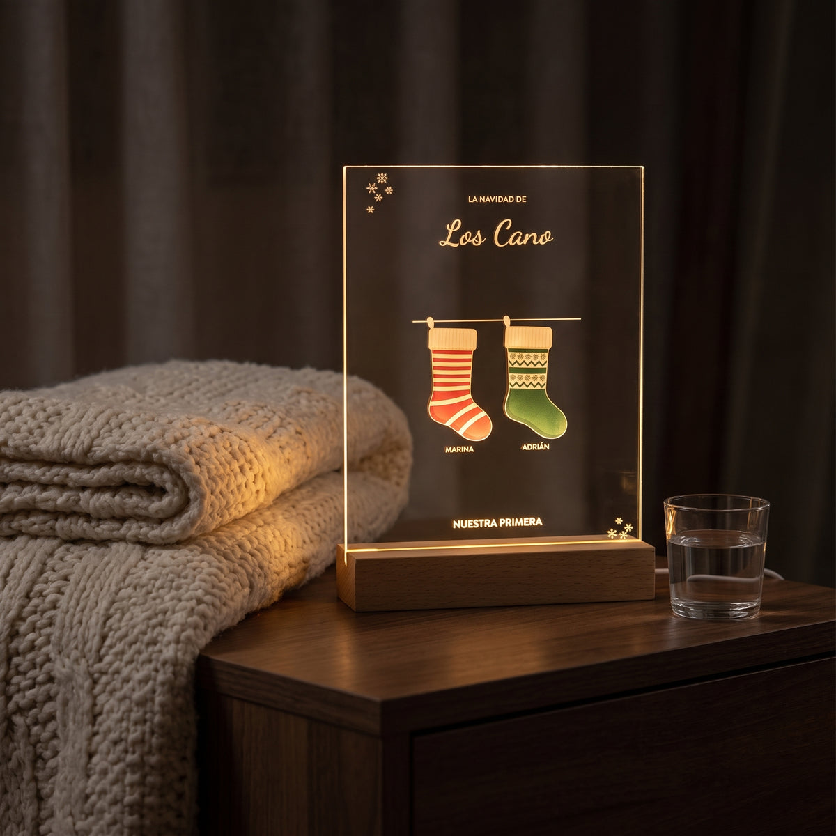 Lámpara de Navidad personalizada para una pareja, encendida en la mesilla