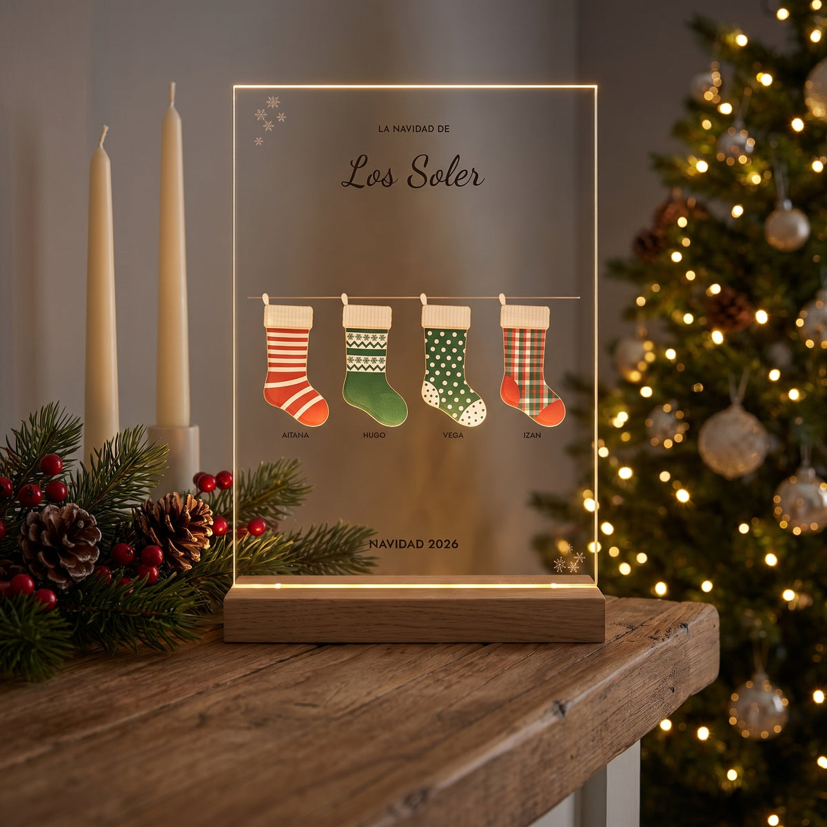 Lámpara de Navidad personalizada encendida sobre la repisa, junto al árbol