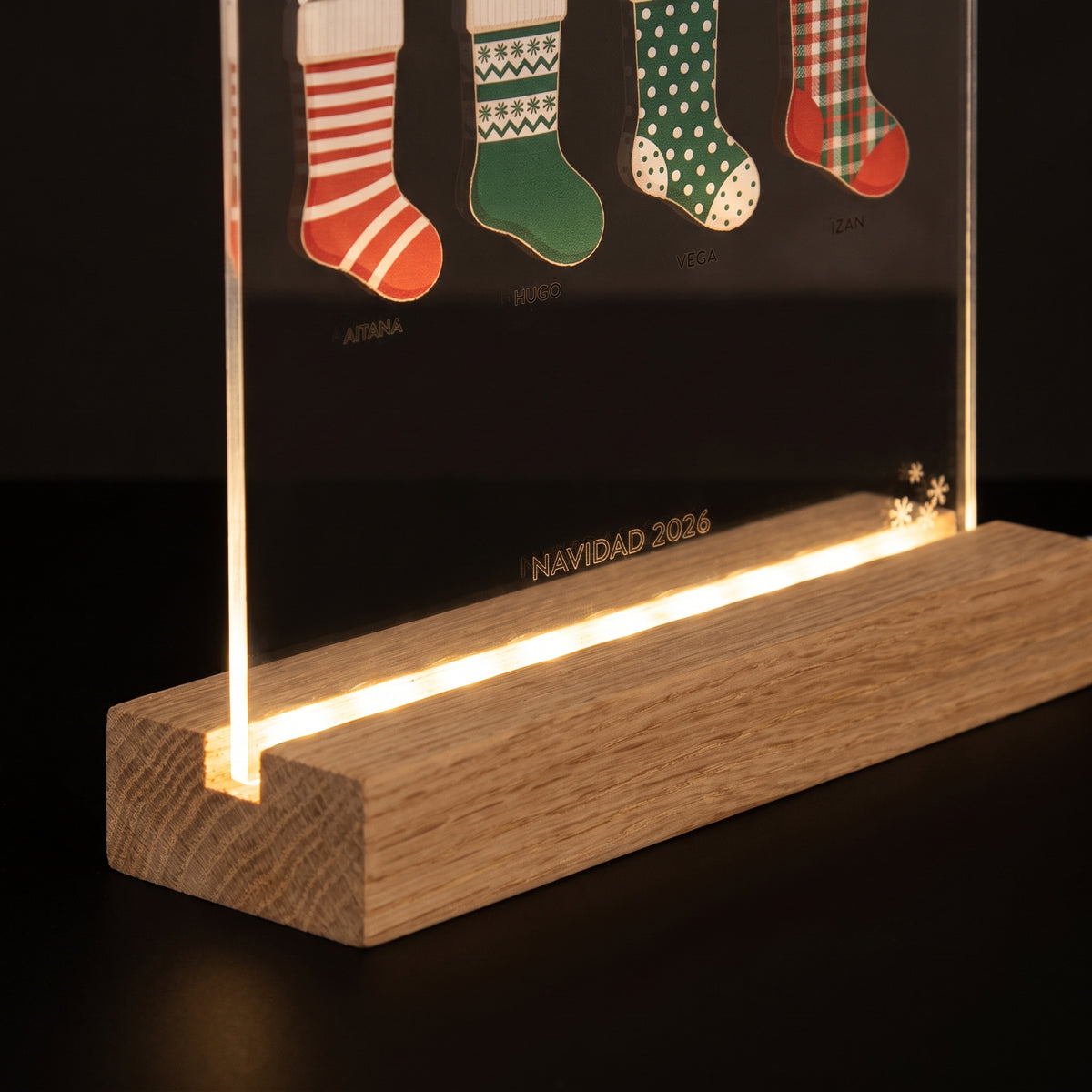 Detalle de la peana de madera con LED cálido de la lámpara de Navidad