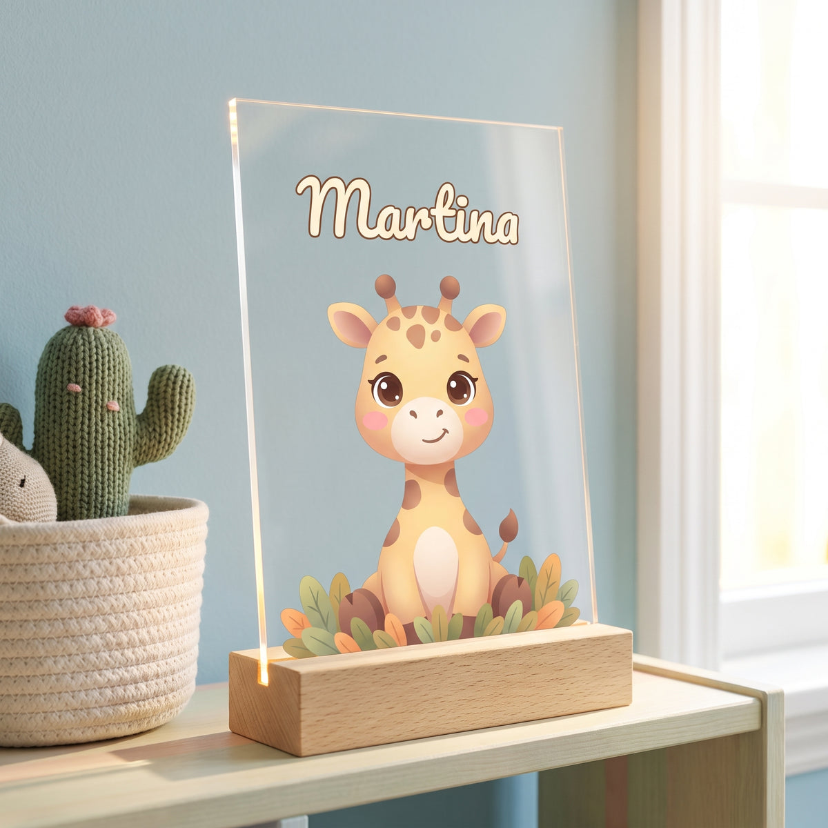 Lámpara quitamiedos de metacrilato con jirafa y el nombre Martina