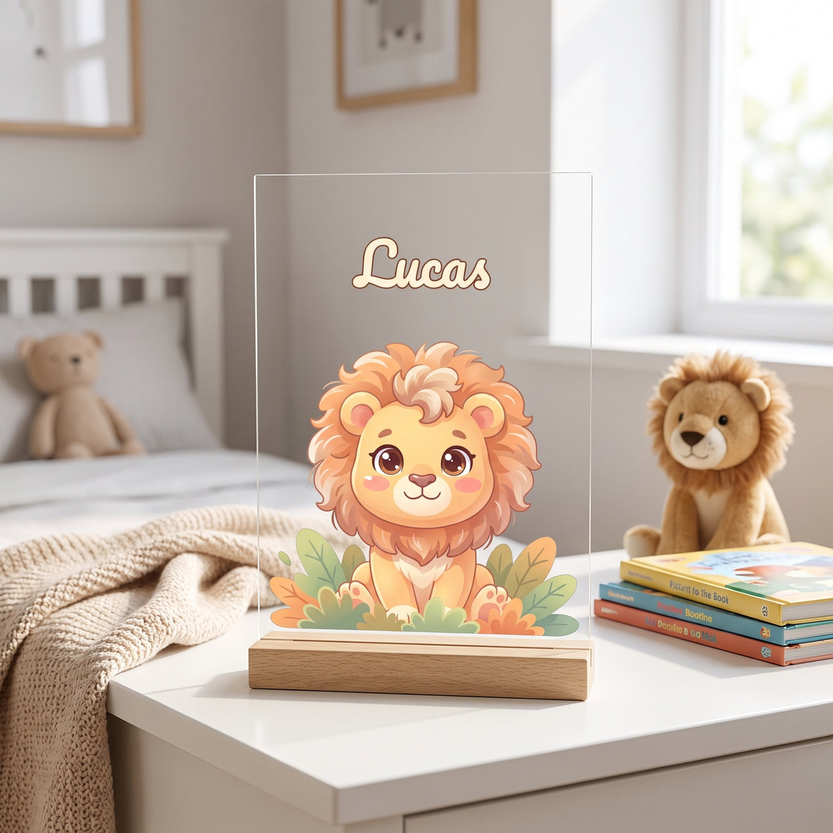 Lámpara infantil personalizada con nombre y león sobre base de madera en un dormitorio de niño