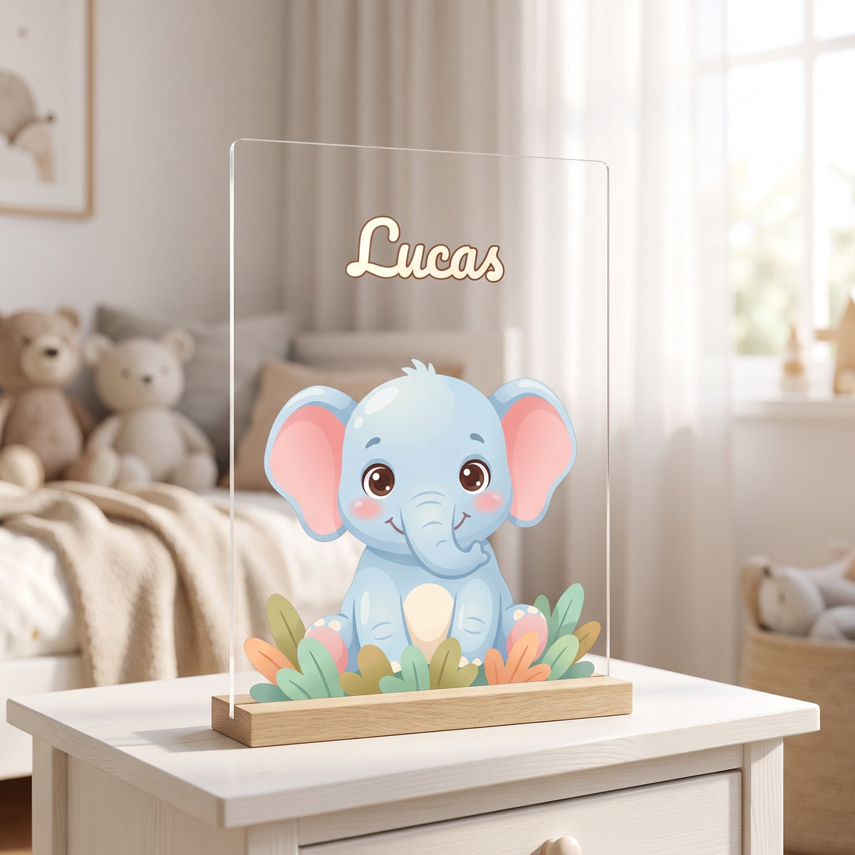 Lámpara infantil personalizada con animalito y nombre, detalle de cerca del dibujo y el nombre