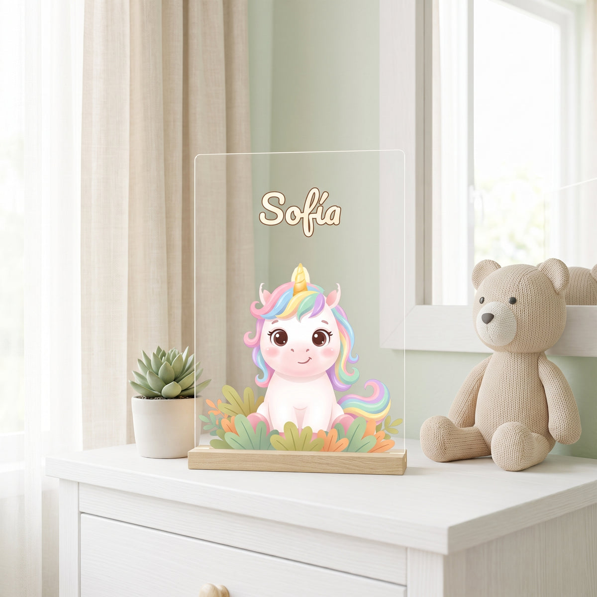 Lámpara infantil personalizada con animalito y nombre con unicornio y el nombre Sofía, sobre una cómoda en un dormitorio infantil