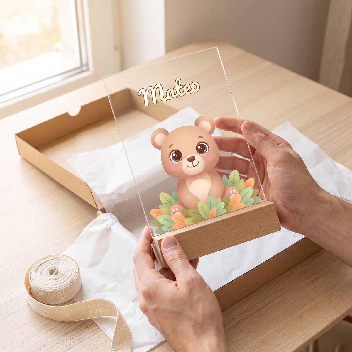 Lámpara infantil personalizada con animalito y nombre con osito y el nombre Mateo, en las manos para ver su tamaño, listo para regalar