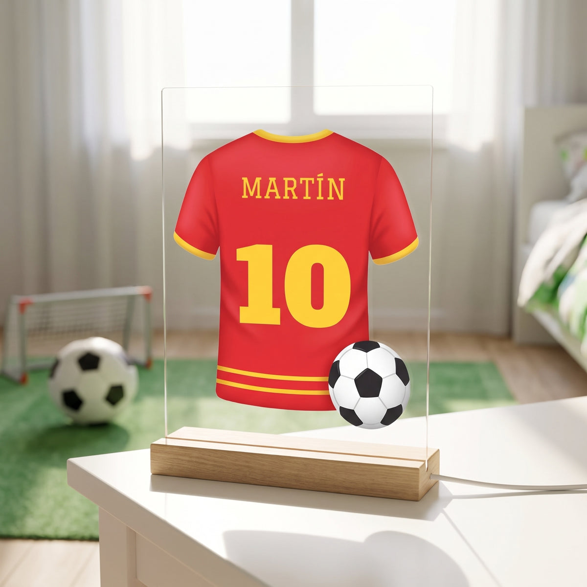 Lámpara personalizada camiseta de fútbol roja con nombre y dorsal sobre base de madera
