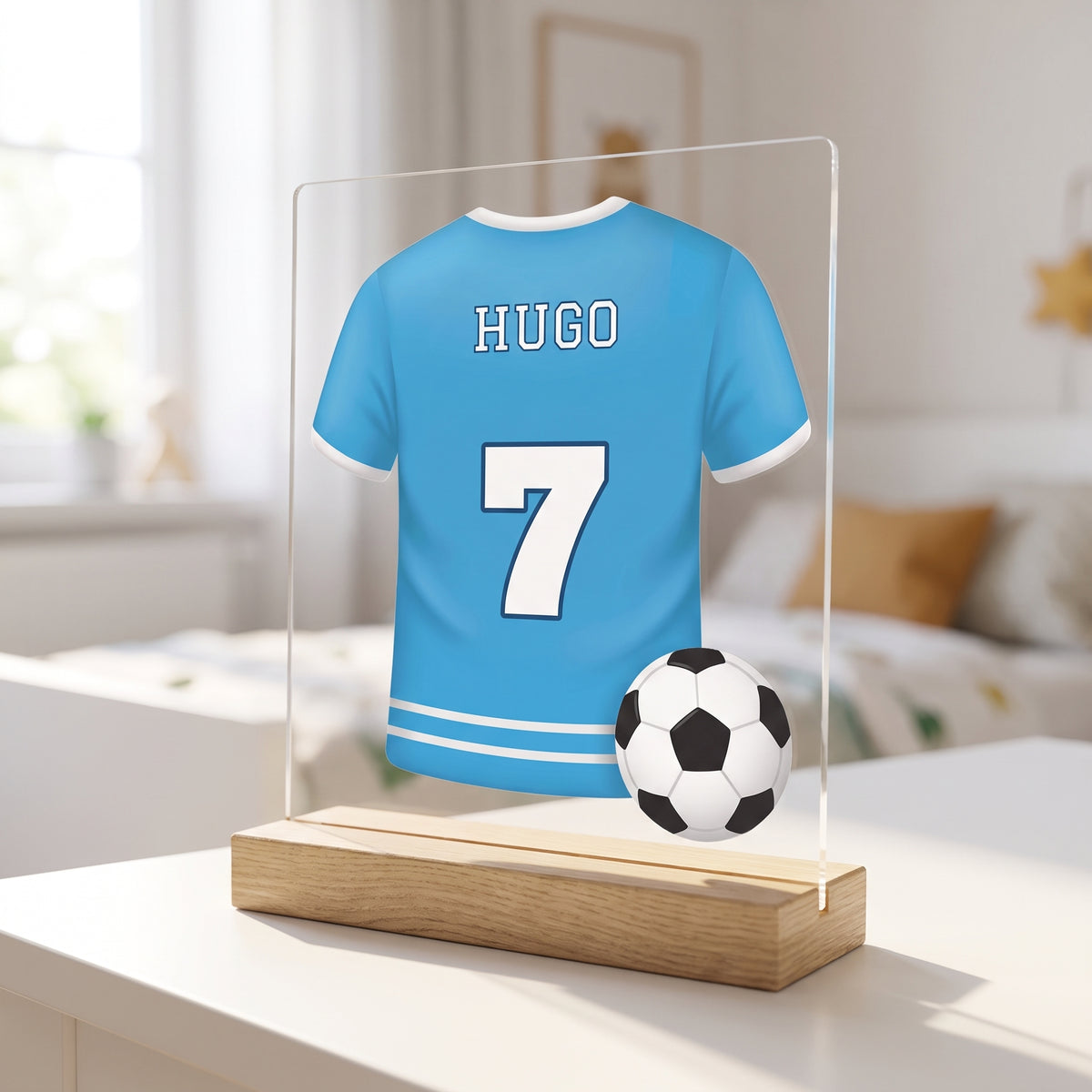 Lámpara infantil personalizada con camiseta de fútbol, detalle de cerca del dibujo y el nombre
