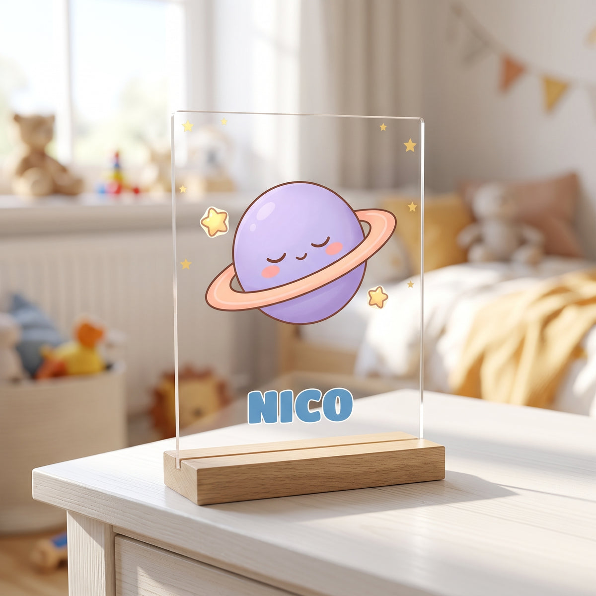 Lámpara infantil personalizada con nombre y dibujo del cielo, detalle de cerca del dibujo y el nombre