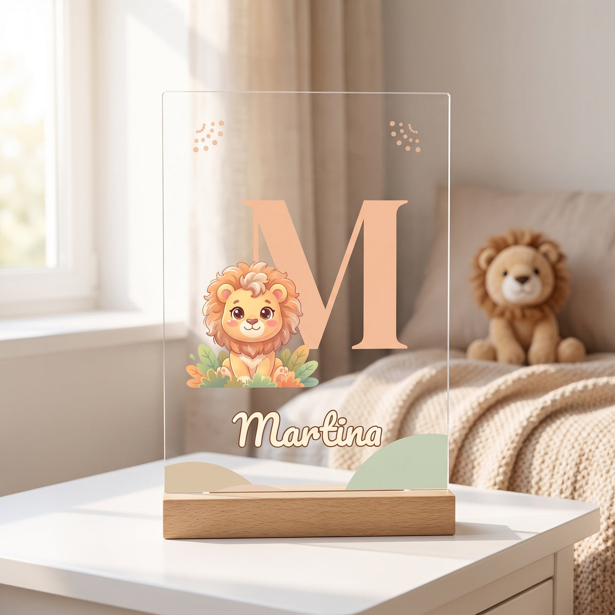 Lámpara infantil personalizada con inicial M, león y el nombre Martina sobre base de madera
